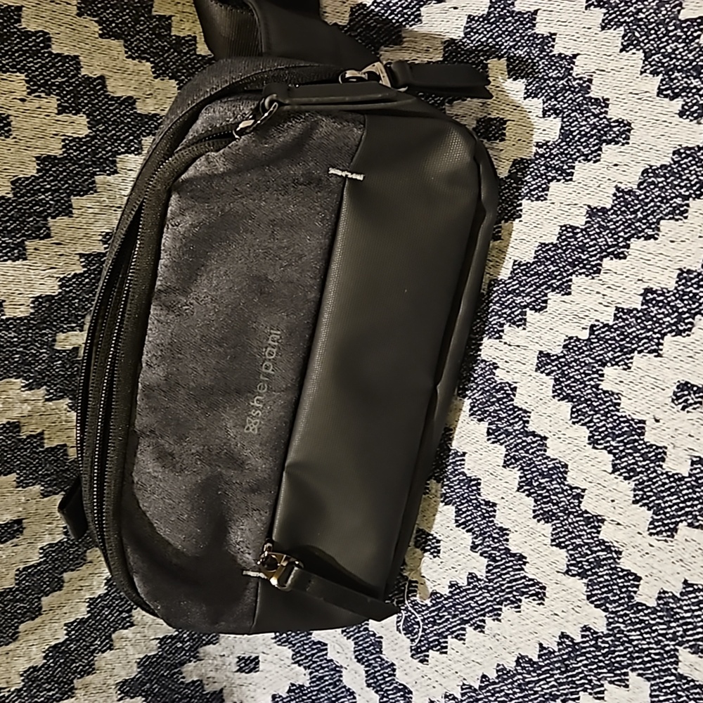 Sherpani Qube fanny pack